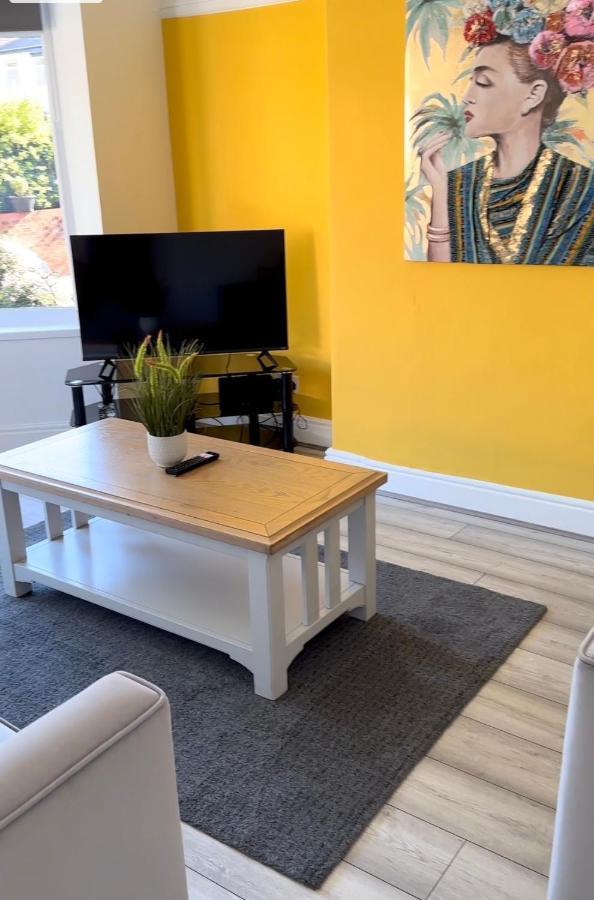 Special Rate For Bookings More Than 7 Nights, Warm Spacious Contractor House Near Liverpool City Centre Sleeps 8 Kitchen & Dining Room, Washing Machine Eksteriør bilde