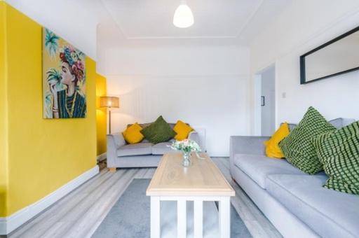 Special Rate For Bookings More Than 7 Nights, Warm Spacious Contractor House Near Liverpool City Centre Sleeps 8 Kitchen & Dining Room, Washing Machine Eksteriør bilde