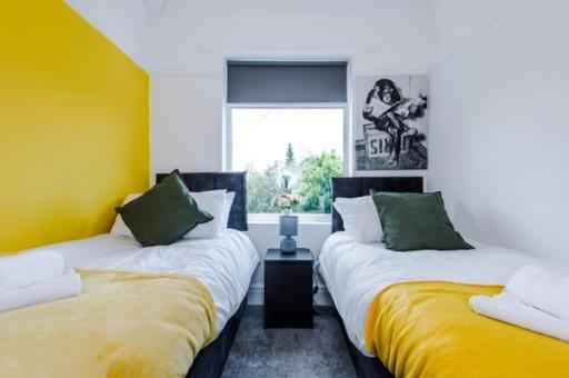 Special Rate For Bookings More Than 7 Nights, Warm Spacious Contractor House Near Liverpool City Centre Sleeps 8 Kitchen & Dining Room, Washing Machine Eksteriør bilde