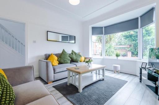 Special Rate For Bookings More Than 7 Nights, Warm Spacious Contractor House Near Liverpool City Centre Sleeps 8 Kitchen & Dining Room, Washing Machine Eksteriør bilde