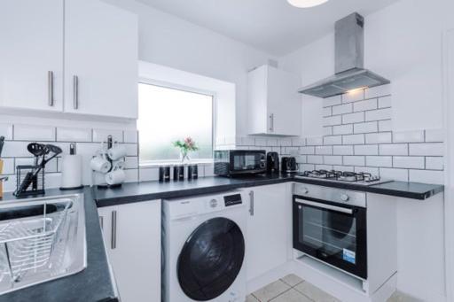 Special Rate For Bookings More Than 7 Nights, Warm Spacious Contractor House Near Liverpool City Centre Sleeps 8 Kitchen & Dining Room, Washing Machine Eksteriør bilde
