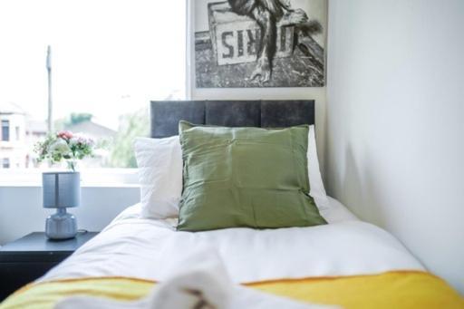 Special Rate For Bookings More Than 7 Nights, Warm Spacious Contractor House Near Liverpool City Centre Sleeps 8 Kitchen & Dining Room, Washing Machine Eksteriør bilde